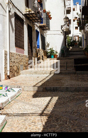 Una strada nel villaggio di Peñíscola,Spagna. L'immagine verticale. Foto Stock