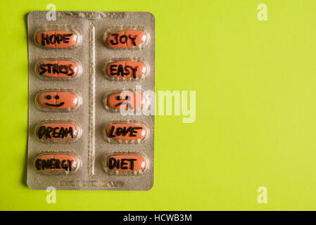 Pills blister con parole dipinte - smile speranza gioia stress facile sogno infelice amore dieta energetica Foto Stock