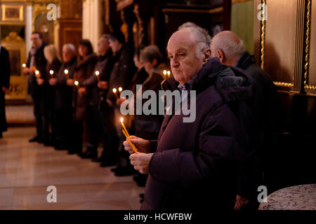 Popolo serbo portando candele accese dentro la Chiesa Ortodossa Serba Ascensione chiesa o Crkva Svetog-Vaznesenja nella città di Belgrado capitale della Repubblica di Serbia Foto Stock