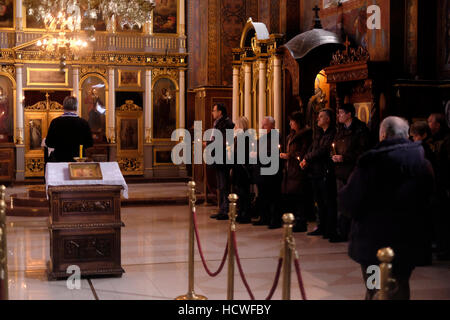 Popolo serbo prendendo parte a una massa all'interno della Chiesa Ortodossa Serba Ascensione chiesa o Crkva Svetog-Vaznesenja nella città di Belgrado capitale della Repubblica di Serbia Foto Stock