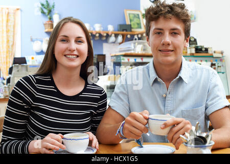 Gruppo del Ritratto di giovane adolescente incontro in Cafe Foto Stock