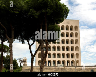 Il Palazzo della Civiltà Italiana, noto anche come Palazzo della Civiltà del Lavoro o Colosseo Quadrato in EUR, Roma. Il Colosseo Quadrato. Foto Stock