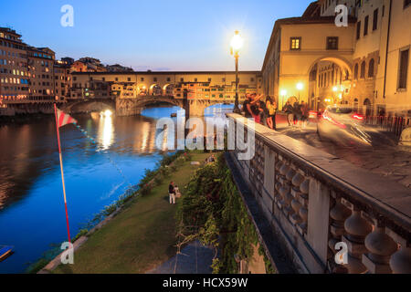 Firenze e Ponte Vecchio ' Ponte Vecchio ' oltre il Fiume Arno, una popolare destinazione turistica di Europa Foto Stock