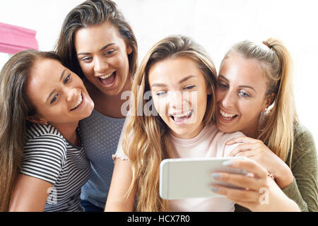 Un gruppo di ragazze adolescenti tenendo Selfie sul telefono cellulare Foto Stock