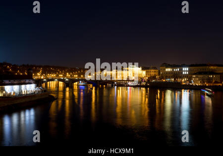 Notte foto Praga fiume Vltava, Bohemia Repubblica Ceca Foto Stock