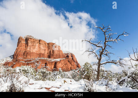 Courthouse Butte dopo una tempesta di neve vicino a Sedona, in Arizona, Stati Uniti d'America Foto Stock