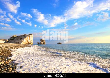 Aphrodites Rock, Paphos, Cipro, Mediterraneo orientale Mare Foto Stock