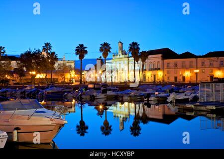 Vista di Arco da Vila attraverso il Porto Faro Algarve Orientale, Algarve, PORTOGALLO Foto Stock