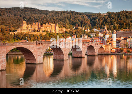 Città vecchia con Karl-Theodor-Bridge (Ponte Vecchio) e un castello sul fiume Neckar, Heidelberg, Baden-Württemberg, Germania Foto Stock