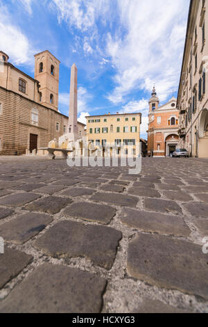 Edifici storici e obelisco della antica piazza Federico II, Jesi, in provincia di Ancona, Marche, Italia Foto Stock