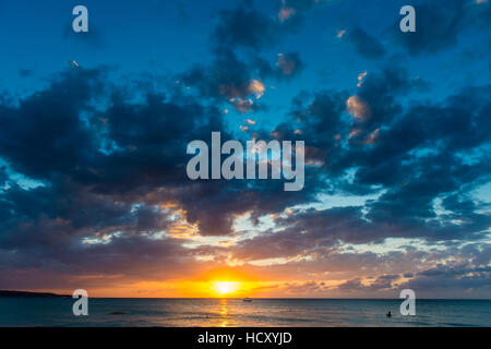 Tramonto sulla Seven Mile Beach, Negril, Giamaica, West Indies, dei Caraibi Foto Stock