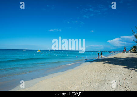 Acque turchesi su una spiaggia di sabbia bianca, Montego Bay, Giamaica, West Indies, dei Caraibi Foto Stock