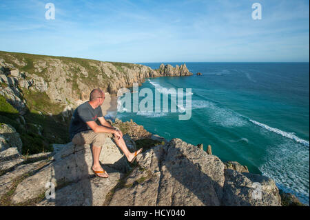 Guardando oltre Treen Beach, Cornwall, Regno Unito Foto Stock