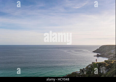 Guardando oltre Treen Beach, Cornwall, Regno Unito Foto Stock