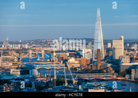 Una vista di Londra e il fiume Tamigi tra cui la Shard, la Tate Modern e il Tower Bridge di Londra, Regno Unito Foto Stock