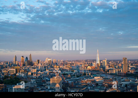 Una vista di Londra e il fiume Tamigi tra cui la Shard, la Tate Modern e il Tower Bridge di Londra, Regno Unito Foto Stock