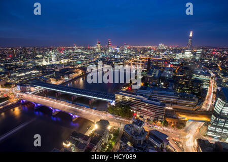 Una visione notturna di Londra e il fiume Tamigi tra cui la Shard, Cattedrale di San Paolo e la Tate Modern di Londra, Regno Unito Foto Stock