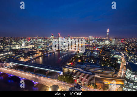 Una visione notturna di Londra e il fiume Tamigi tra cui la Shard, Cattedrale di San Paolo e la Tate Modern di Londra, Regno Unito Foto Stock