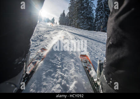 Punto di vista shot attraverso le gambe, delle piste sci vicino a Garmisch, Baviera, Germania Foto Stock