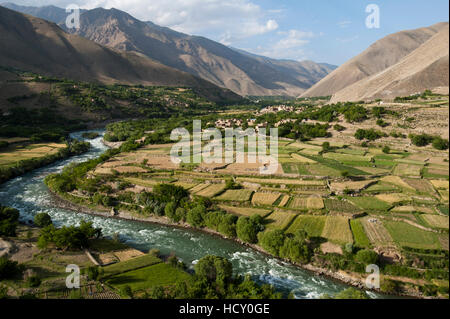 Il verde dei campi irrigati contrasta con le aride colline sopra, Afghanistan Foto Stock