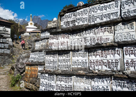 Mani pietre inscritte con un antico mantra buddista decorano il sentiero per il Campo Base Everest, Regione di Khumbu, in Nepal Foto Stock