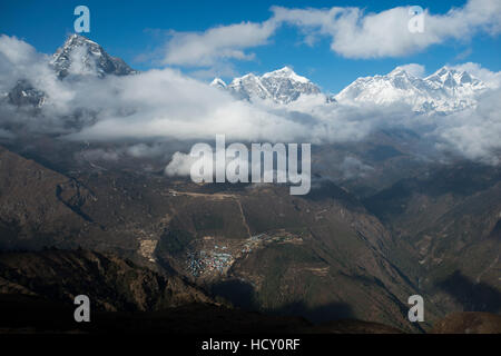 Una vista da Kongde guardando verso il basso sulla Namche, il più grande villaggio in Khumbu (Everest) Regione, Nepal Foto Stock