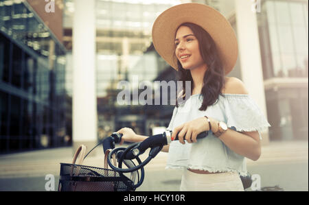 Donna turistico utilizzando la bicicletta come mezzo di trasporto Foto Stock