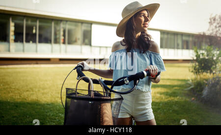 Donna turistico utilizzando la bicicletta come mezzo di trasporto Foto Stock