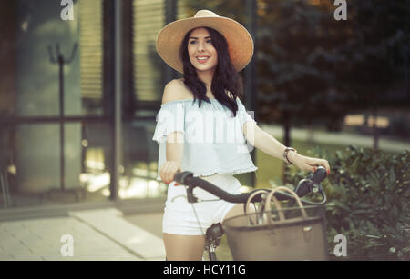 Donna turistico utilizzando la bicicletta come mezzo di trasporto Foto Stock