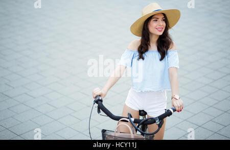 Donna turistico utilizzando la bicicletta come mezzo di trasporto Foto Stock