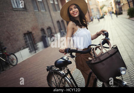 Donna turistico utilizzando la bicicletta come mezzo di trasporto Foto Stock