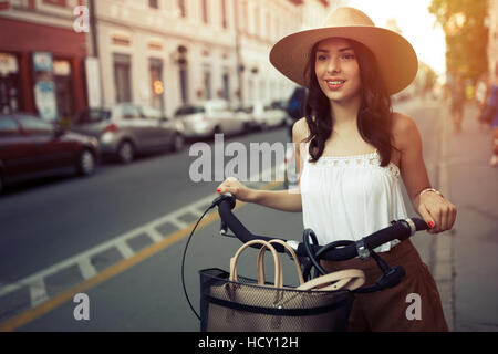 Donna turistico utilizzando la bicicletta come mezzo di trasporto Foto Stock