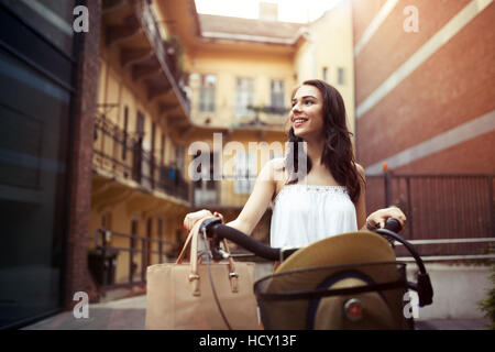 Donna turistico utilizzando la bicicletta come mezzo di trasporto Foto Stock