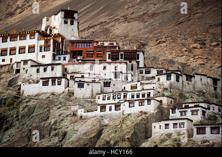 Monasteri del Ladakh sono spesso arroccato sulle colline o affioramenti rocciosi, Diskit, Valle di Nubra, Ladakh, India Foto Stock