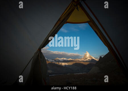 Una vista del matterhorn nelle Alpi svizzere da una tenda mentre si accamparono accanto al ghiacciaio Gorner, Zermatt, Vallese, Svizzera Foto Stock