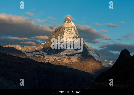 Il Cervino nelle Alpi Svizzere visto lateralmente il ghiacciaio Gorner non lontano da Zermatt, Vallese, Svizzera Foto Stock