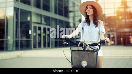 Donna turistico utilizzando la bicicletta come mezzo di trasporto Foto Stock