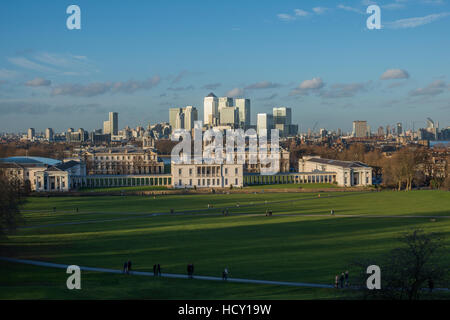 Guardando a Canary Wharf e Isle of Dogs, Docklands, dal Royal Observatory di Greenwich, London, Regno Unito Foto Stock