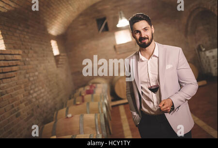 Enologo test vini in cantina seminterrato Foto Stock