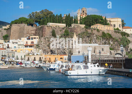 Marina Corta Harbour, cittadina Lipari, Isola di Lipari, Isole Eolie, UNESCO, Sicilia, Italia, Mediterranea Foto Stock