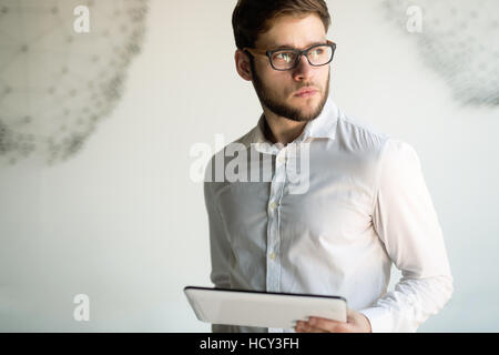 Imprenditore belli con gli occhiali azienda tablet Foto Stock