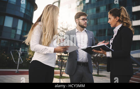 Boss ha sottolineato e stanco dal multittasking e il processo decisionale Foto Stock