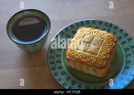 Cinese tradizionale mooncake e una tazza di tè Foto Stock