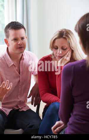 Giovane a discutere di problemi con rapporto consigliere Foto Stock