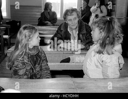 ASTRID LINDGREN scrittore svedese di libri per bambini durante la registrazione di filmati vacanze di Natale in un buon fabrications parlando Foto Stock