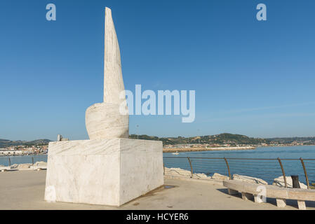 SAN BENEDETTO DEL TRONTO, Italia - 29 agosto 2016: Monumento Sciocchetti per la Albanese Genti Tavanxhiu nel 2006. Foto Stock