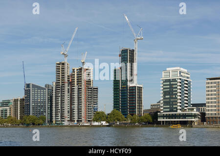 Appartamenti nuovi e blocchi a torre in costruzione lungo il fiume Tamigi a Lambeth London REGNO UNITO Foto Stock