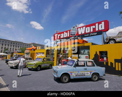 Germania - Berlino Trabi World, il museo e i noleggi di Trabant vettura. Realizzato in GDR. foto di Sean Sprague Foto Stock