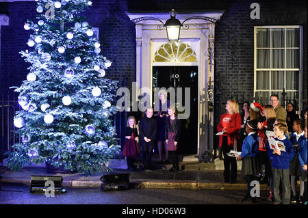 Downing Street Natale Interruttore luce su di Theresa Maggio Foto Stock