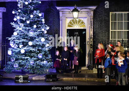 Downing Street Natale Interruttore luce su di Theresa Maggio Foto Stock